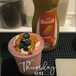 Blueberry Biscoff yoghurt (16oz.)
