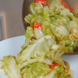 ผัดกะหล่ำปลีราดข้าว