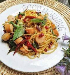 ผัดโหระพาพริกแห้งกระเทียมเมนูข้าวและเส้น