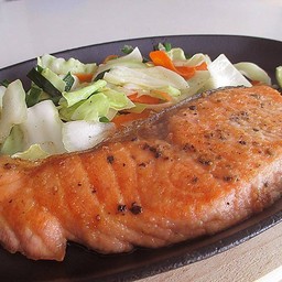 ปลาแซลมอนสเต๊ก