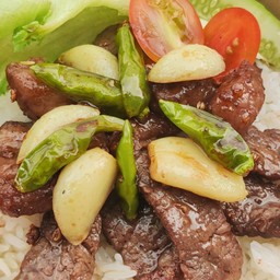 ข้าวหน้าเนื้อทอดน้ำปลา