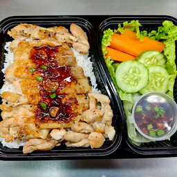 ข้าวไก่ย่างน้ำจิ้มแจ่ว