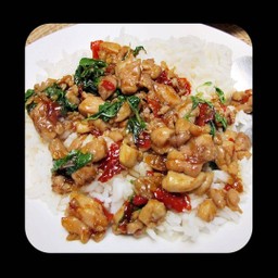 กระเพราไก่ราดข้าว