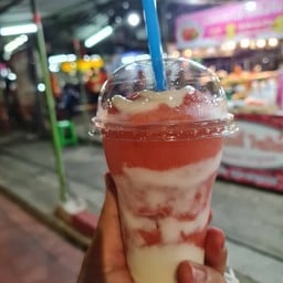 Strawberry Yogurt ปากซอยหมู่บ้านเศรษฐกิจ