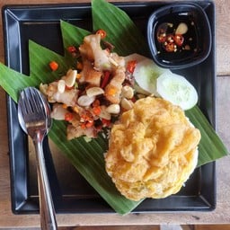 หมูกรอบคั่วพริกเกลือ (ราดข้าว)