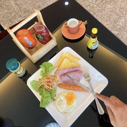 ขนมปัง+ไข่ดาว+แฮม2 แผ่น+ไส้กรอก+กาแฟเย็น/ร้อน