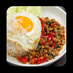 กระเพราหมูสับราดข้าว ไข่ดาว