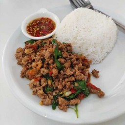 ผัดกระเพราพริกแห้งกระเทียมเมนูข้าวเเละเส้น