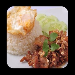 หมูกระเทียมราดข้าว ไข่ดาว