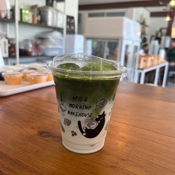 มัตจะนม (matcha latte)