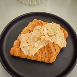 ครัวซองต์เนย-อัลมอนด์ มีไส้ ชิ้นใหญ่