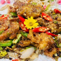 ปูนิ่มผัดพริกไทยดำ (พนักงานต้องนั่งเฝ้าจนกว่าจะลอกคราบเพราะปูจะลอกคราบช่วงกลางคืน)