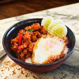 ข้าวหน้าไก่กรอบ ซอสพริกเผา ไข่ดาว