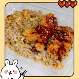 ข้าวผัดไข่ธรรมดา+ไก่กรอบซอส2ชิ้น