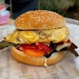 เบอร์เกอร์เนื้อห่อไข่ Beef Burger Wrapped in Egg
