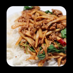กระเพราหน่อไม้หมูสับราดข้าว
