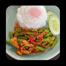 ผัดพริกแกงหมูราดข้าวไข่ดาว
