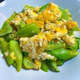 แตงกวาผัดไข่ราดข้าว