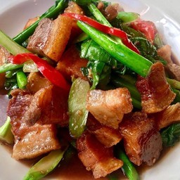 ผัดคะน้าราดข้าว