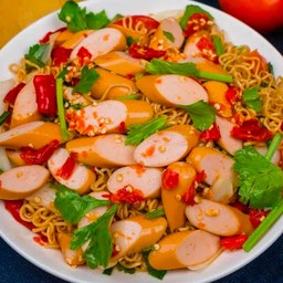 ยำมาม่าใส่กรอกไก่หนังกรอบ