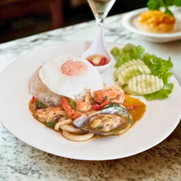 ข้าวกะเพราทะเล ไข่ดาว