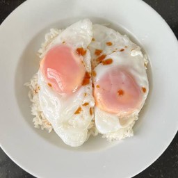 ข้าวไข่ดาวเเม็กกี้