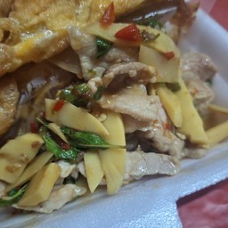 ข้าวราดเนื้อชิ้นหน่อไม้สด