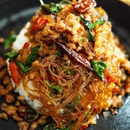 กระเพราหมูสับใส่วุ้นเส้น