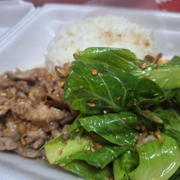 ข้าวราดเนื้อกระเทียม+ผัก