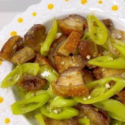 หมูกรอบผัดพริกหยวก ราดข้าว