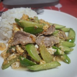 ข้าวราดแตงผัดไข่ใส่หมูชิ้น