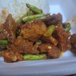 ข้าวราดพริแกงหมูกรอบ