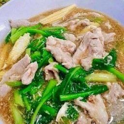 ราดหน้าหมูหมักเส้นใหญ่
