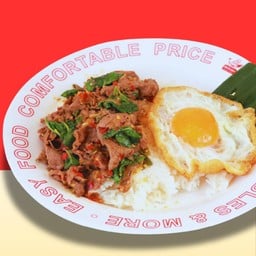 ข้าวกะเพราเนื้อไทย-เฟรนช์ + ไข่ดาว