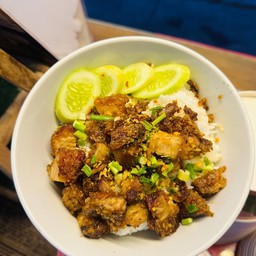 ข้าวหมูกรอบทอดกระเทียมซีฟู๊ด