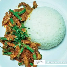 ผัดพริกแกงหมูราดข้าว