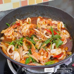 ข้าวราดผัดพริกเผาทะเล