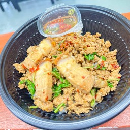 ข้าวราดผัดกะเพราหมูสับ+หมูกรอบ