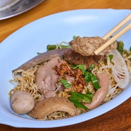 ก๋วยเตี๋ยว เส้นบะหมี่เนื้อ พิเศษ