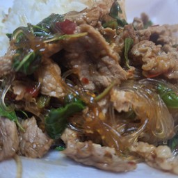 ข้าวราดกระเพราเนื้อวุ้นเส้น