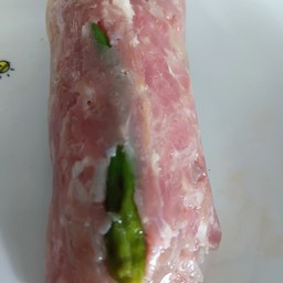 แหนมหมูเปรี้ยวกำลังกิน