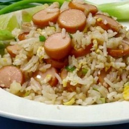ข้าวผัดกะปิไส้กรอกใส่ไข่