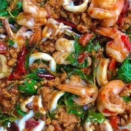 กระเพรารวมมิตร เป็นกับข้าว