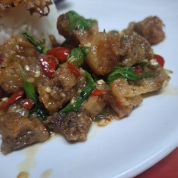 กระเพราหมูกรอบ