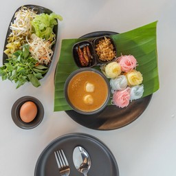 ขนมจีนน้ำยาปลากะทิ เลือกฟรี ไข่ต้ม หรือแคบหมู