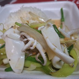 ข้าวราดหมึกผัดพริกอ่อน
