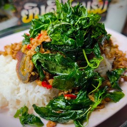 กระเพรากรอบไข่เยี่ยวม้า ราดข้าว