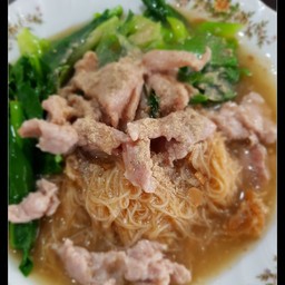 ราดหน้าหมูหมักเส้นหมี่