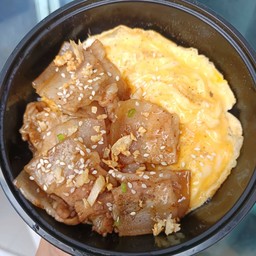 ข้าวไข่ข้น สามชั้นสไลด์กระเทียมพริกไทย