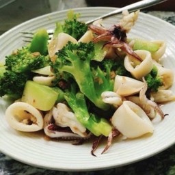 บล็อคโคลี่ผัดปลาหมึก(กับข้าว)